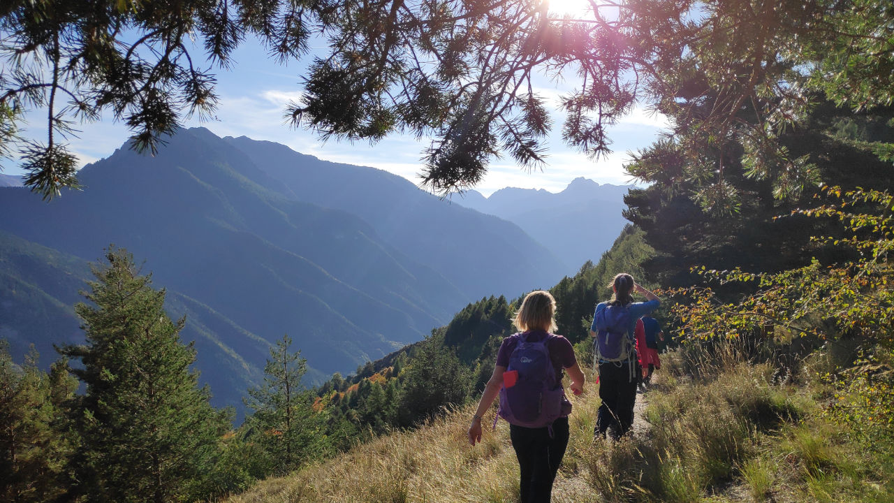 Prvi dan trekinga v Kotijskih Alpah. Lahkoten pohod po tematski poti.