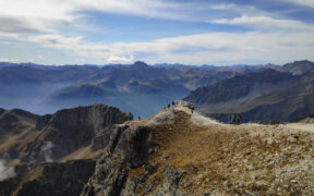 Treking v Kotijskih Alpah. Edlothia Razgled na Kotijske Alpe iz enega izmed lažje dostopnih tritisočakov.