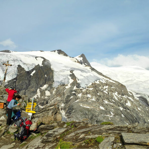 Treking nas popelje v neposredno bližino ledenikov in visečih serakov